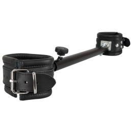 Spreizstange mit Fesseln aus Leder