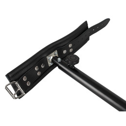 Spreizstange mit Fesseln aus Leder